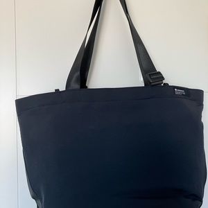 Lululemon Clean Lines Tote Bag 22L